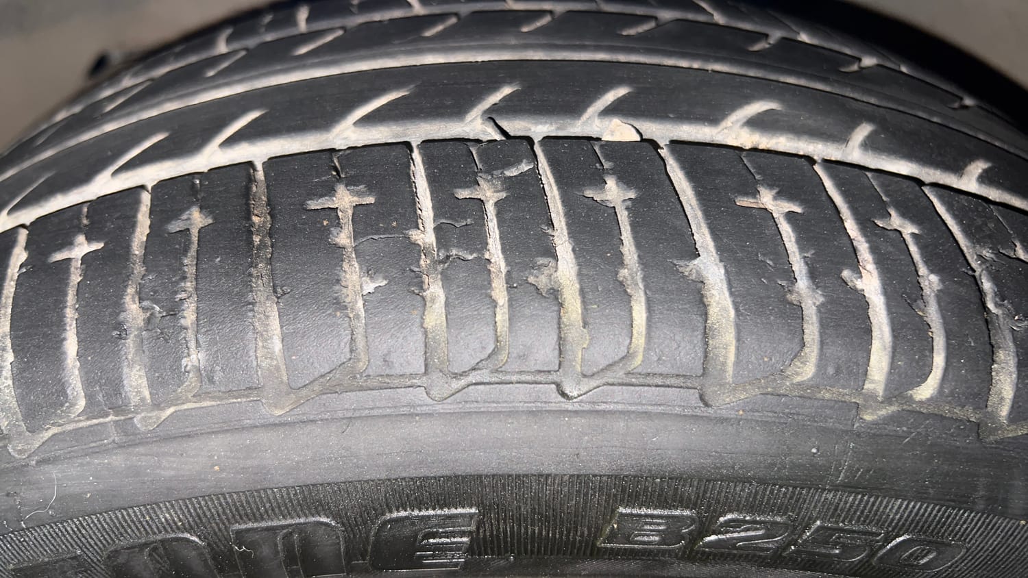 Used 2022 Tata Tigor XZA Plus Petrol Automatic tyres LEFT FRONT TYRE TREAD VIEW
