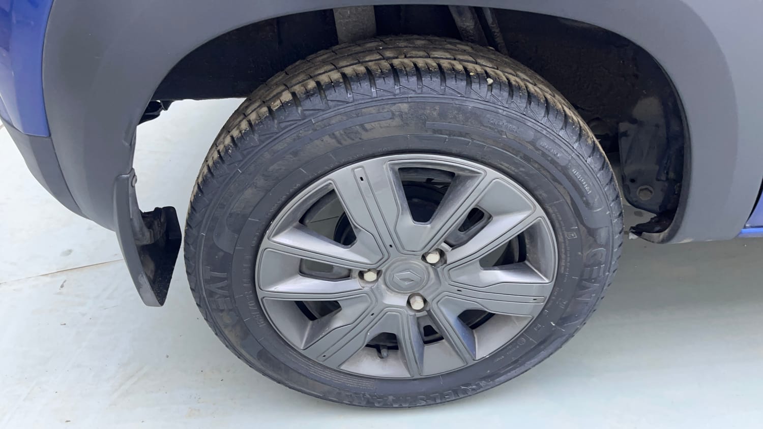 Used 2020 Renault Kwid CLIMBER 1.0 AMT Opt Petrol Automatic tyres RIGHT REAR TYRE RIM VIEW