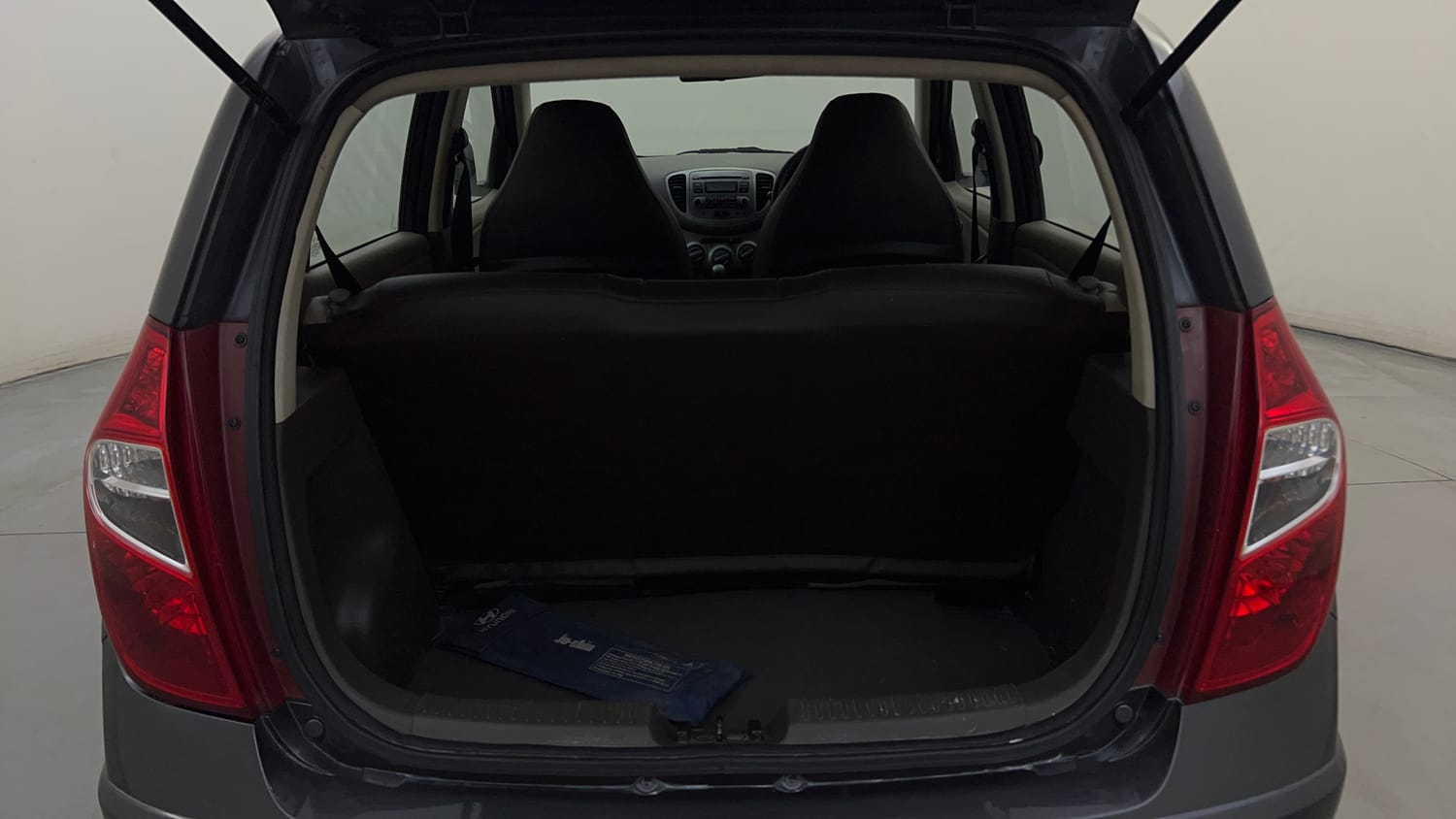 Used 2012 Hyundai i10 Era 1.1 iRDE2 Petrol Manual interior DICKY INSIDE VIEW