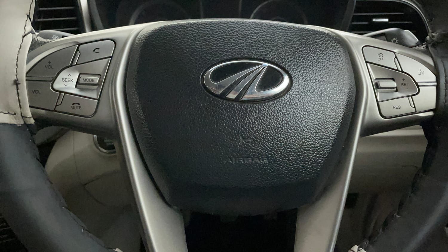 Used 2021 Mahindra XUV 300 W8 (O) 1.5 Diesel Diesel Manual top_features Airbags
