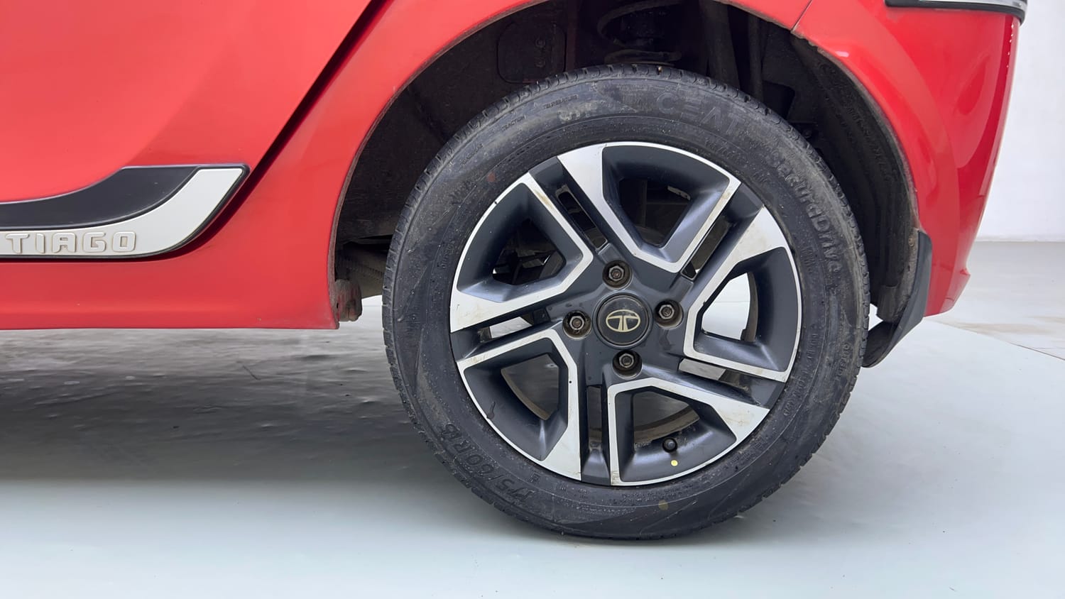 Used 2020 Tata Tiago XZ Plus Dual Tone Petrol Manual tyres LEFT REAR TYRE RIM VIEW