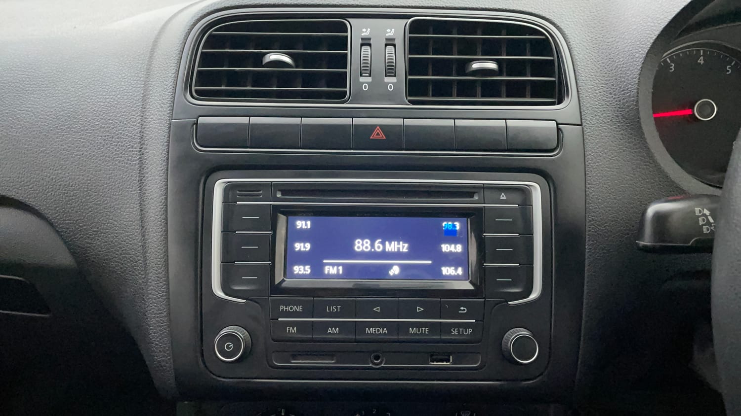 Used 2017 Volkswagen Ameo Comfortline 1.2L (P) Petrol Manual top_features Integrated (in-dash) music system