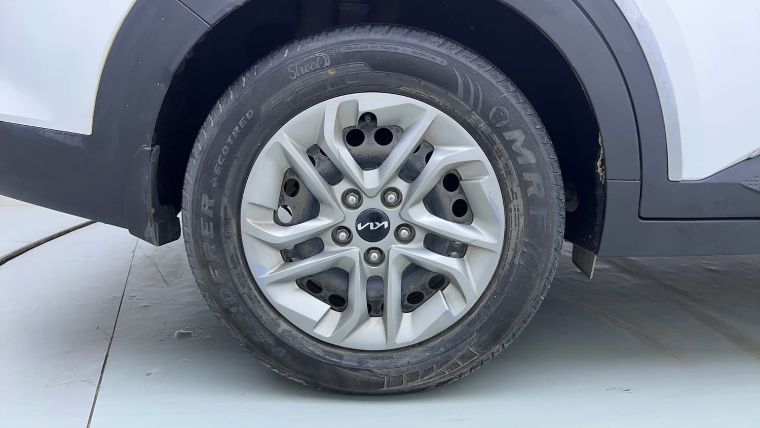Used 2022 Kia Carens Prestige 1.4 Petrol MT 7 STR Petrol Manual tyres RIGHT REAR TYRE RIM VIEW
