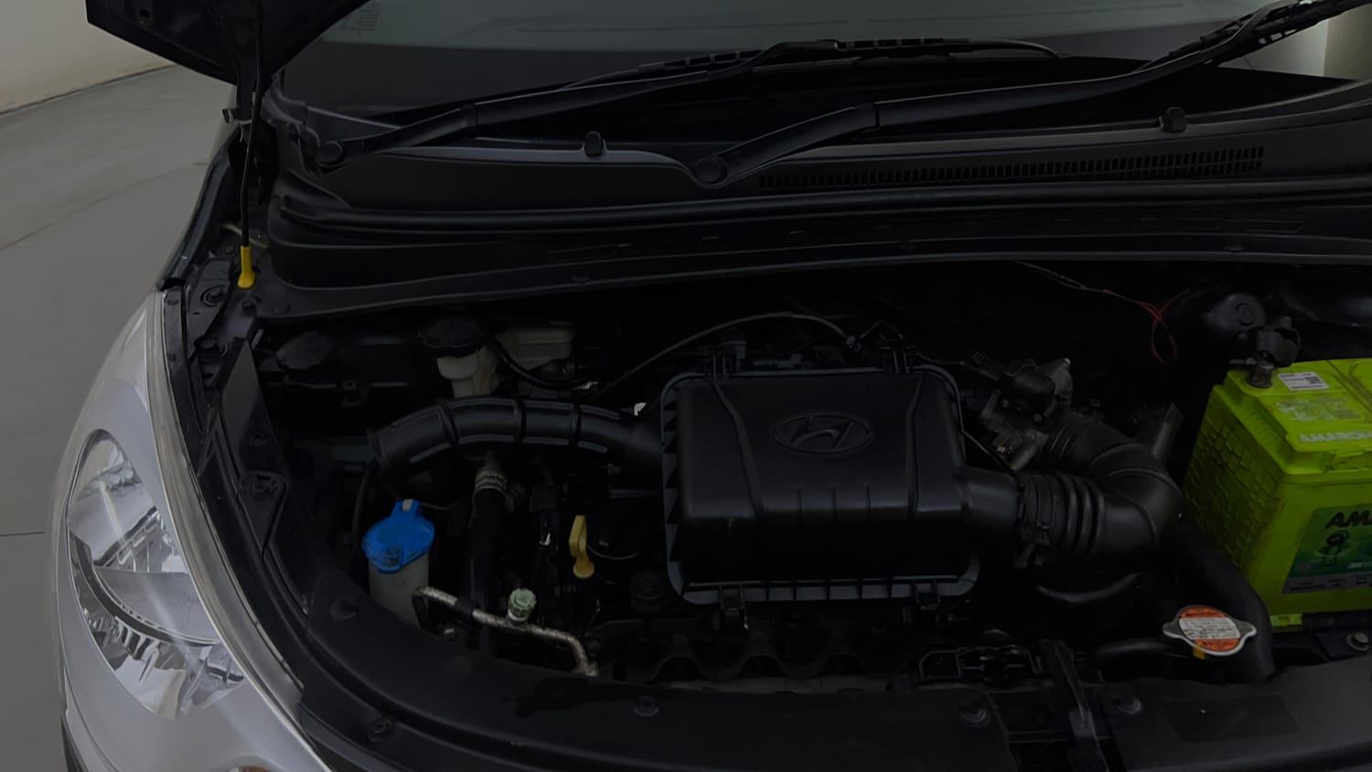 Used 2012 Hyundai i10 Era 1.1 iRDE2 Petrol Manual engine ENGINE RIGHT SIDE HINGE & APRON VIEW