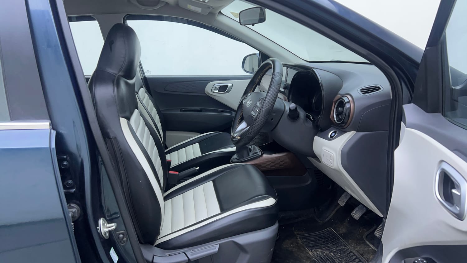 Used 2023 Hyundai Aura SX 1.2 CNG Cng Manual interior RIGHT SIDE FRONT DOOR CABIN VIEW