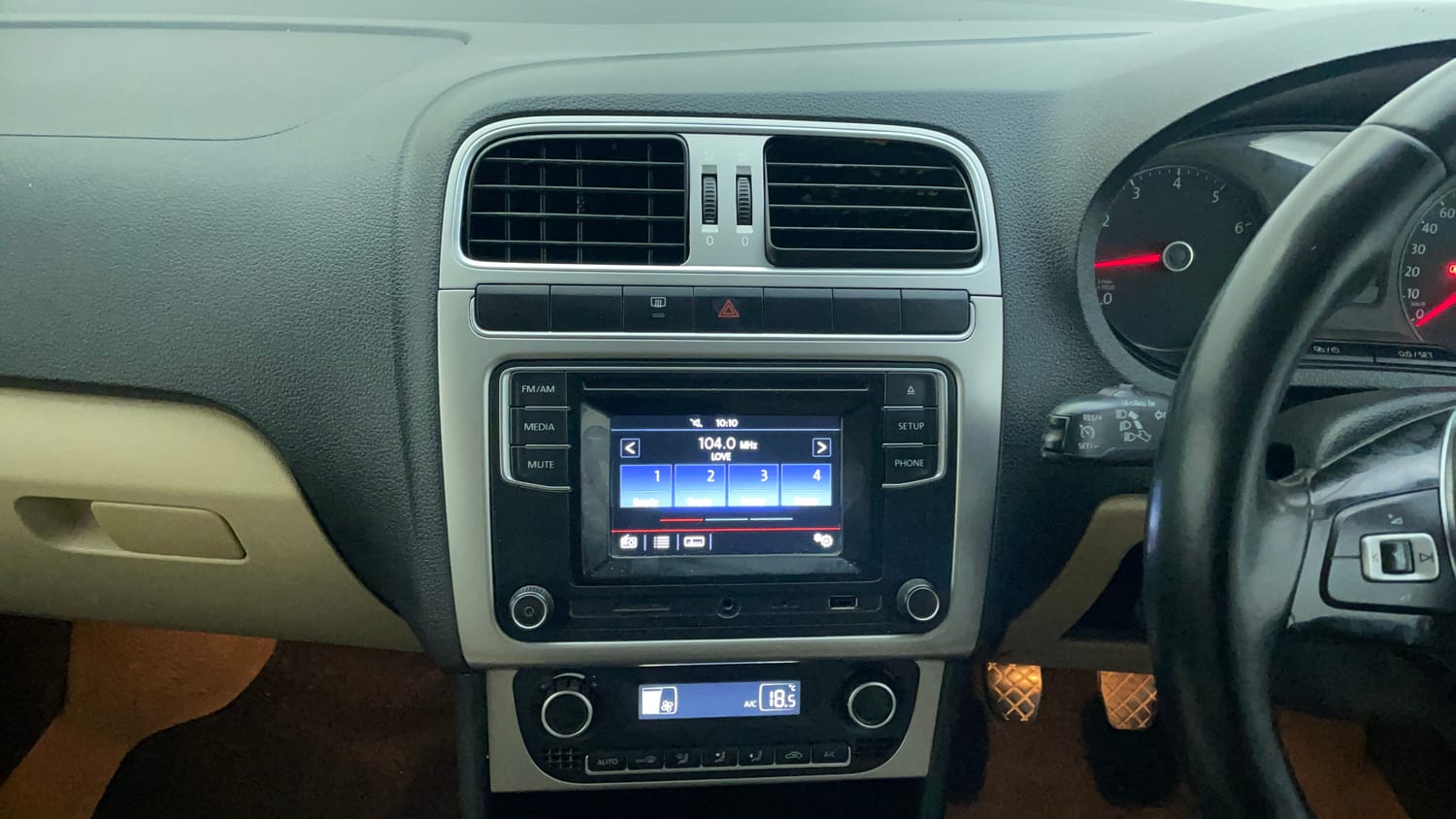 Used 2017 Volkswagen Ameo Highline1.2L (P) Petrol Manual interior MUSIC SYSTEM & AC CONTROL VIEW