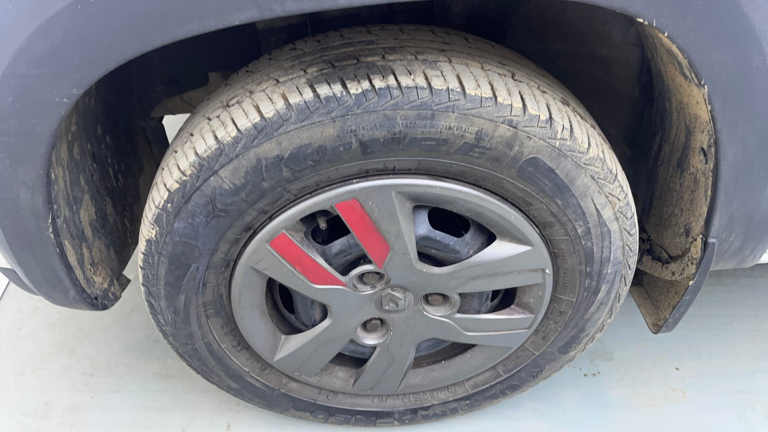 Used 2017 Renault Kwid 1.0 RXT AMT Petrol Automatic tyres LEFT FRONT TYRE RIM VIEW