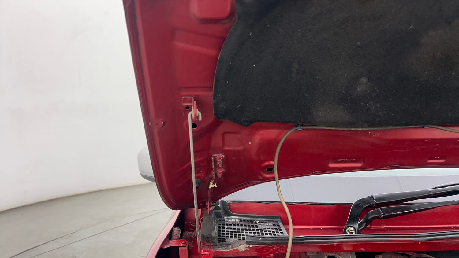 Used 2019 Renault Kwid RXT (O) 1.0 SCE Edition Petrol Manual engine ENGINE RIGHT SIDE HINGE & APRON VIEW
