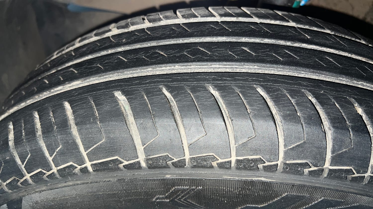 Used 2021 Maruti Suzuki Swift VXi Petrol Manual tyres LEFT FRONT TYRE TREAD VIEW