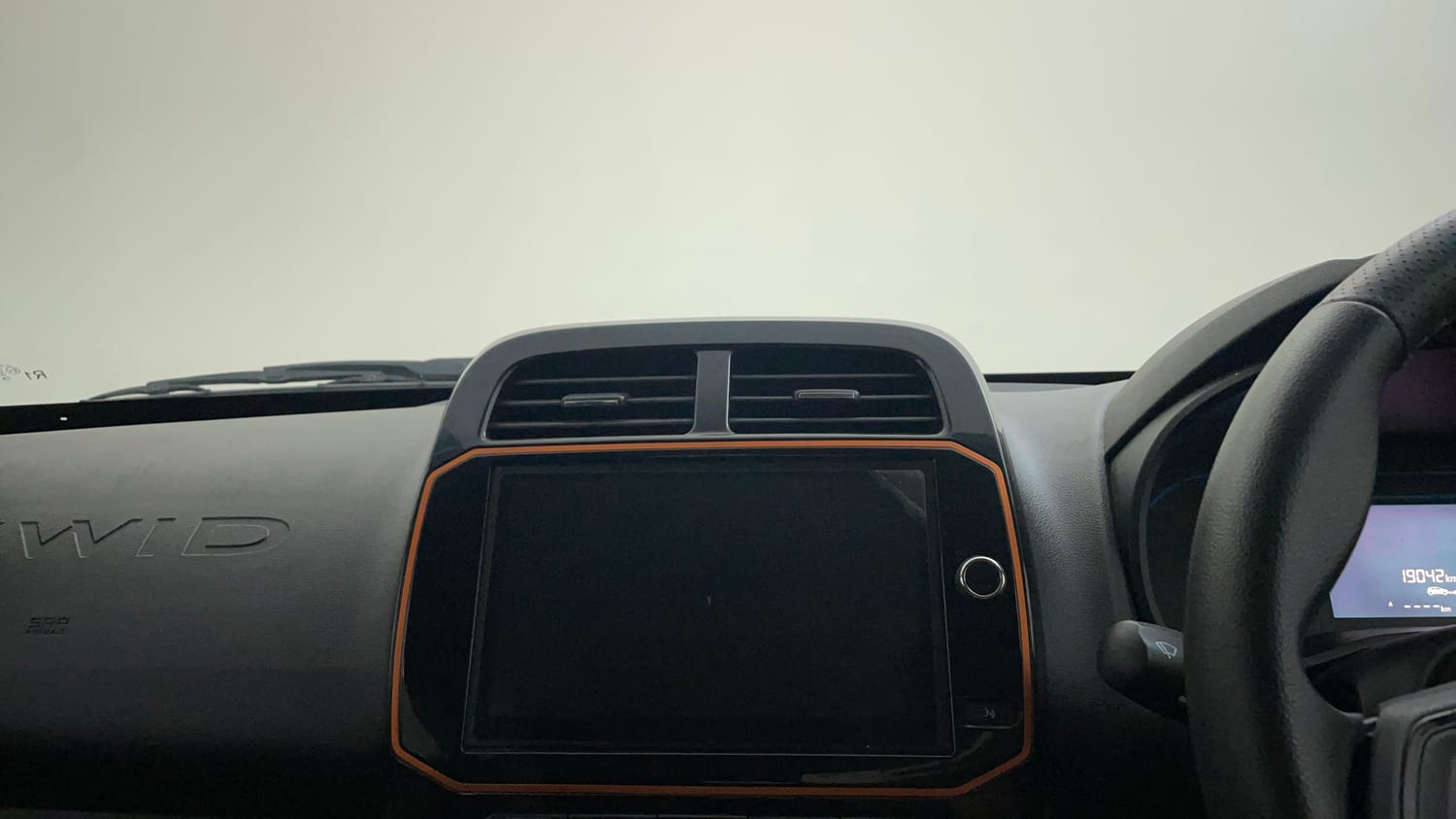 Used 2020 Renault Kwid CLIMBER 1.0 AMT Opt Petrol Automatic top_features Integrated (in-dash) music system