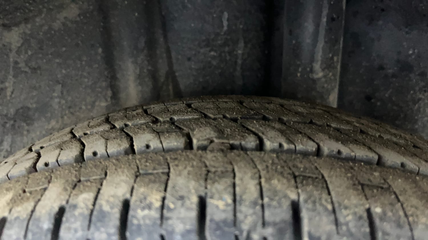 Used 2013 Ford Figo Duratec Petrol ZXI 1.2 Petrol Manual tyres LEFT REAR TYRE TREAD VIEW