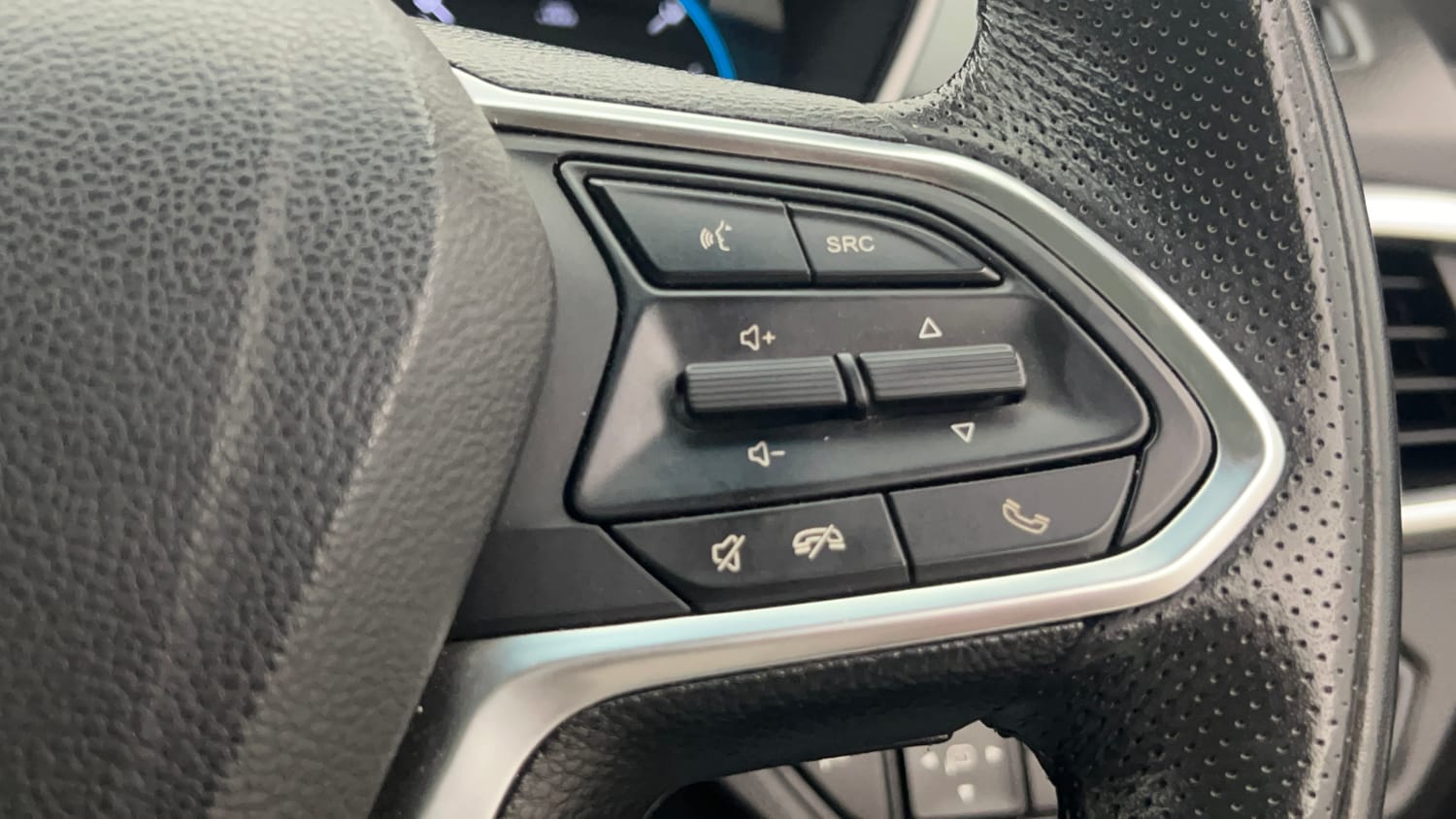 Used 2022 MG Motors Hector Plus Sharp 2.0 Diesel Turbo MT 6-STR Diesel Manual top_features Cruise control