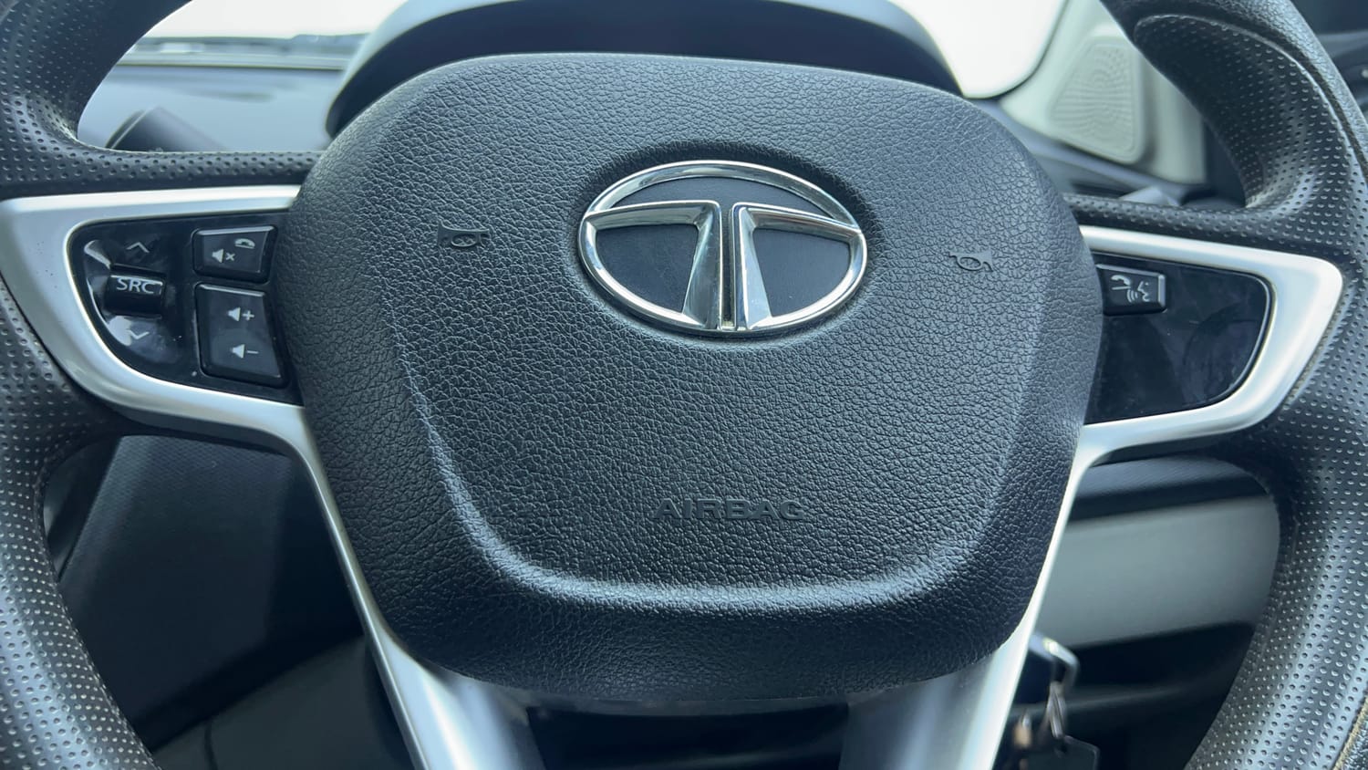 Used 2017 Tata Tiago Revotron XZA Petrol Automatic top_features Airbags
