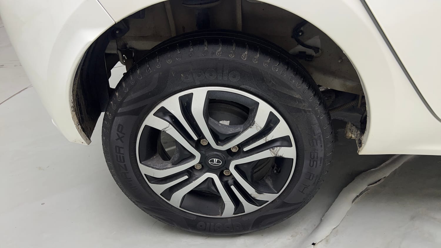 Used 2024 Tata Tiago XTA iCNG Cng Automatic tyres RIGHT REAR TYRE RIM VIEW