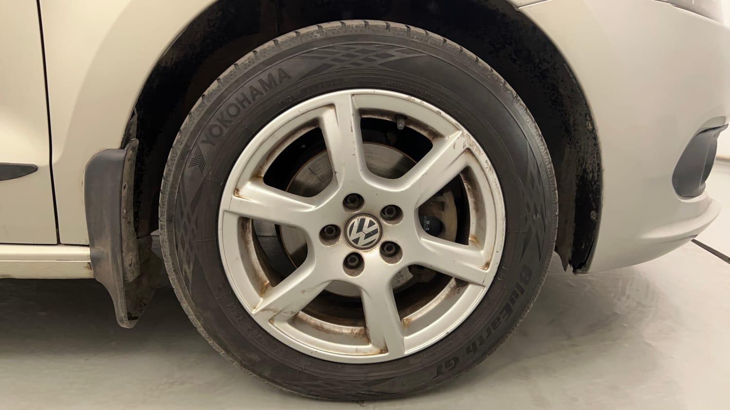 Used 2014 Volkswagen Vento Highline Petrol Petrol Manual tyres RIGHT FRONT TYRE RIM VIEW