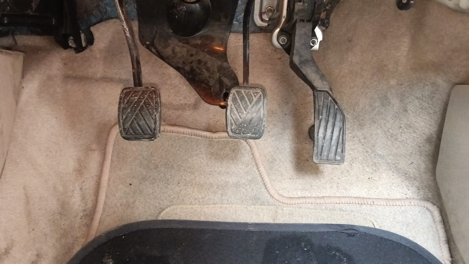 Used 2015 Maruti Suzuki Ertiga Vxi Petrol Manual interior PEDALS VIEW