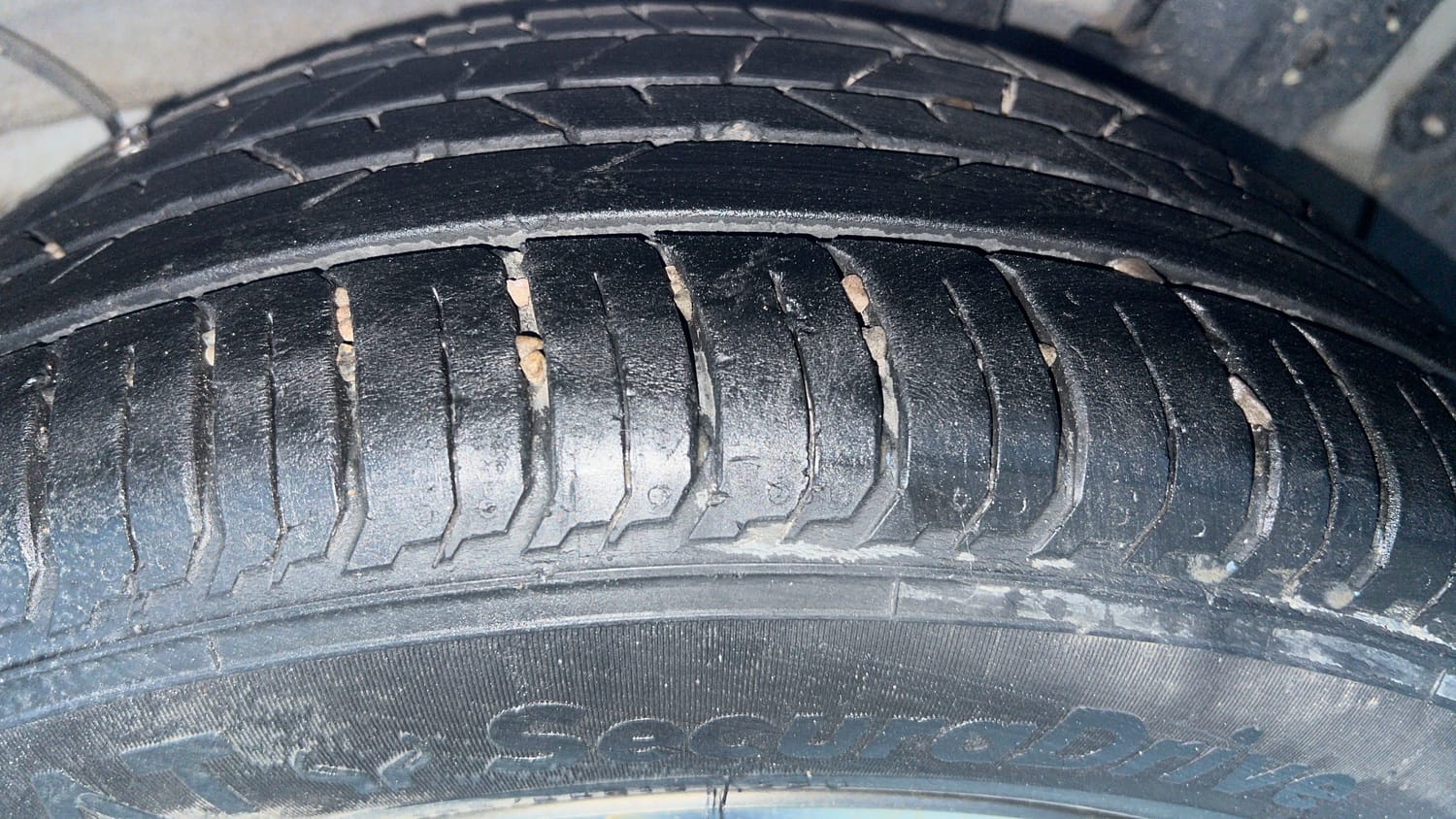 Used 2022 Hyundai i20 Asta (O) 1.2 IVT Petrol Automatic tyres LEFT REAR TYRE TREAD VIEW