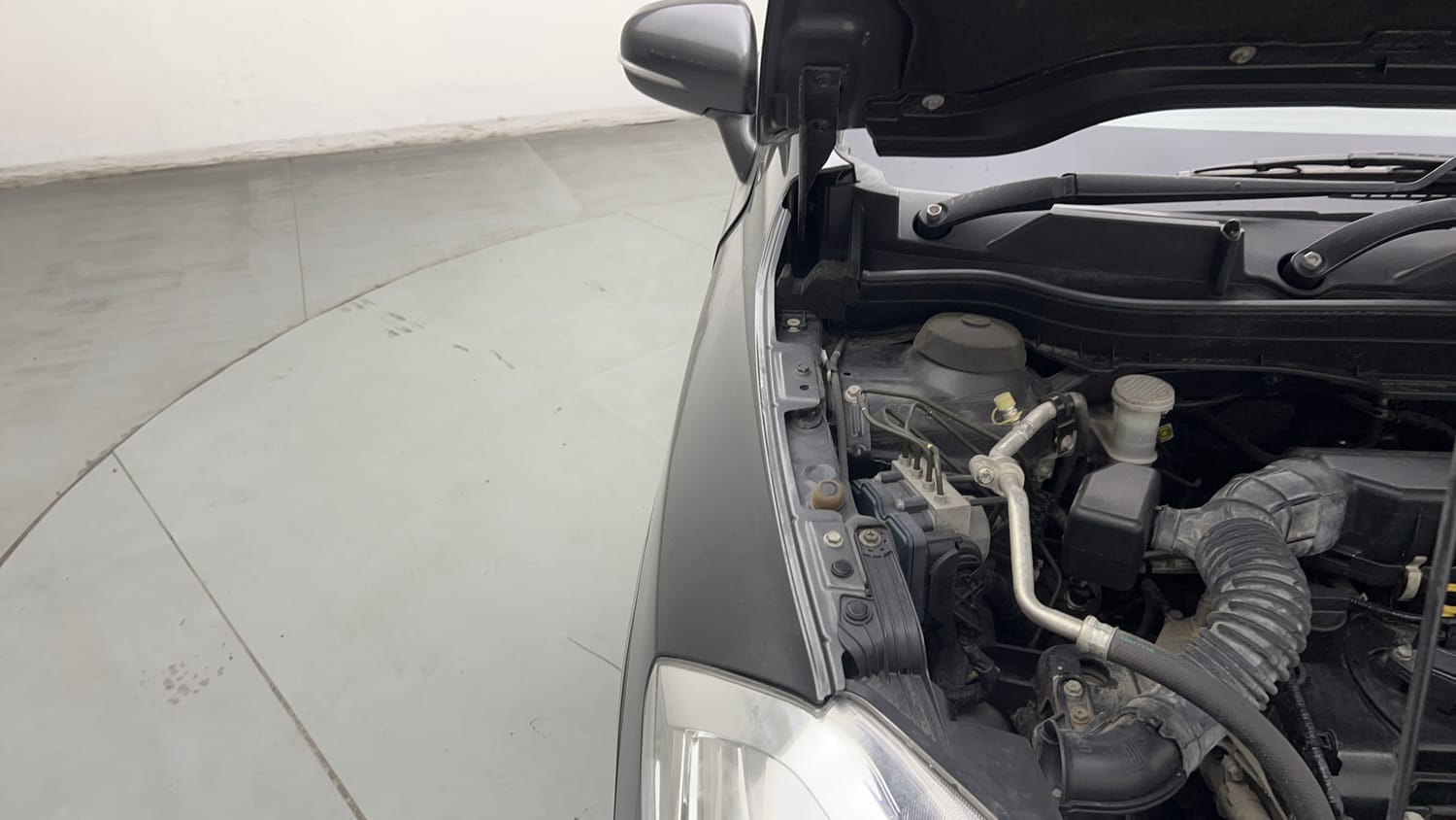 Used 2021 Maruti Suzuki S-Cross Zeta AT Petrol Automatic engine ENGINE RIGHT SIDE HINGE & APRON VIEW