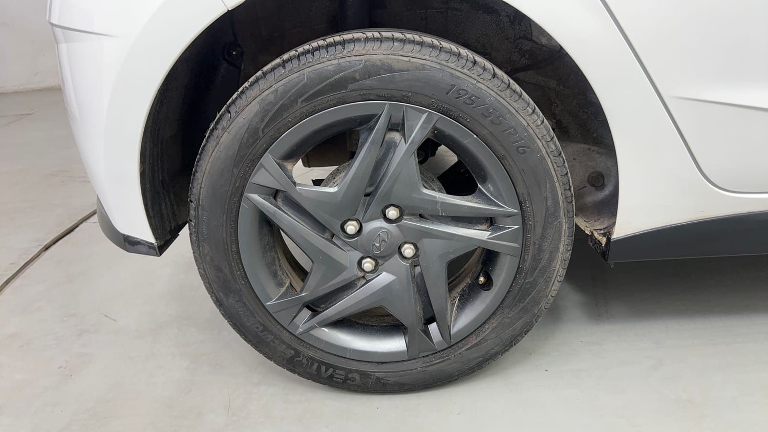 Used 2022 Hyundai i20 Sportz 1.2 IVT Petrol Automatic tyres RIGHT REAR TYRE RIM VIEW