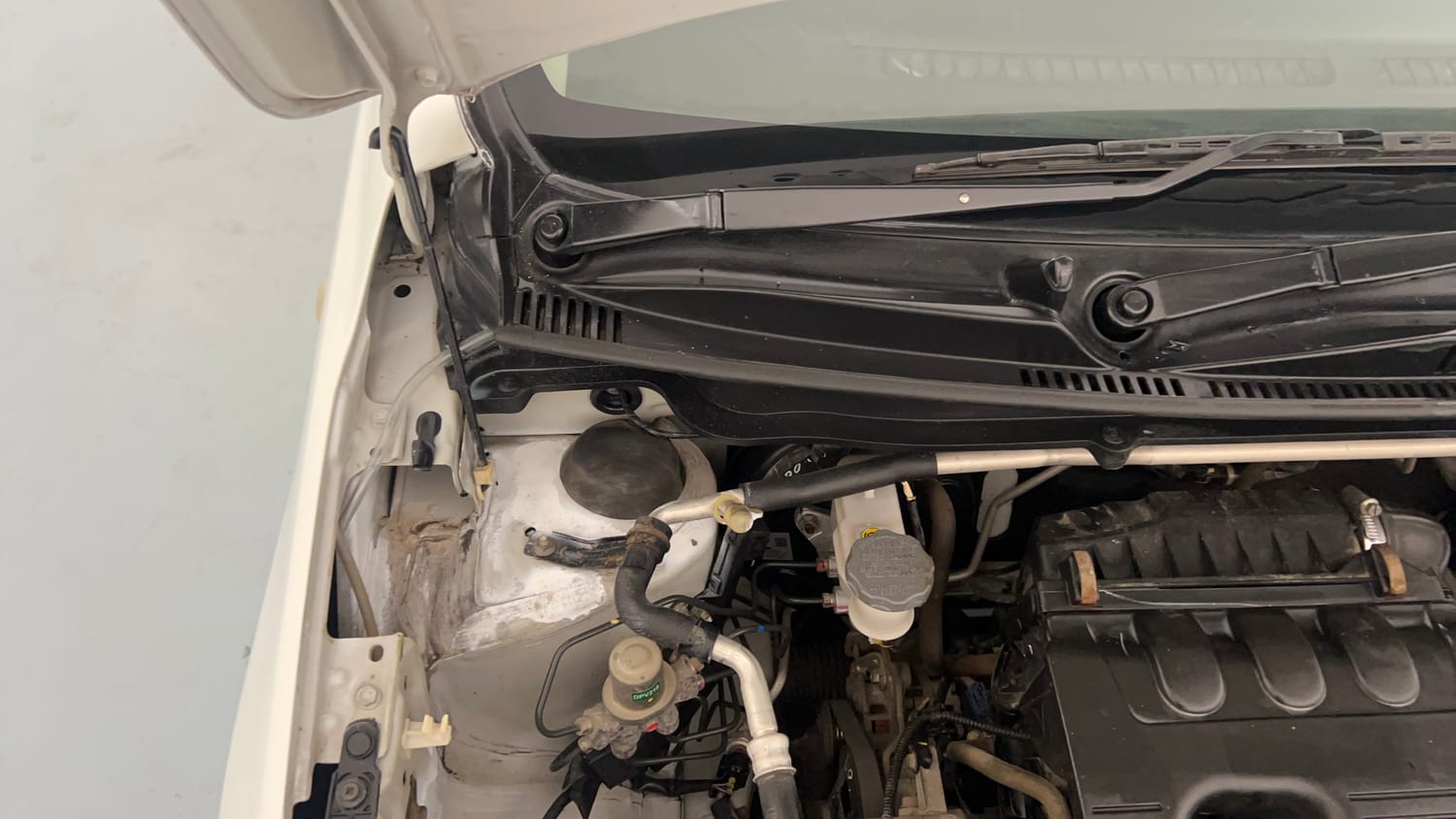 Used 2018 Maruti Suzuki Celerio LXi Petrol Manual engine ENGINE RIGHT SIDE HINGE & APRON VIEW