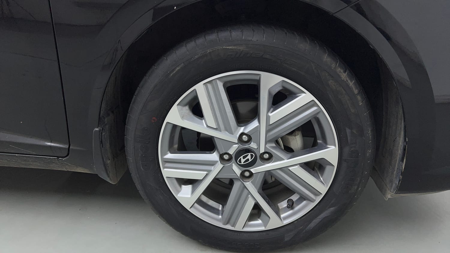 Used 2024 Hyundai Verna SX 1.5 Petrol MT Petrol Manual tyres RIGHT FRONT TYRE RIM VIEW