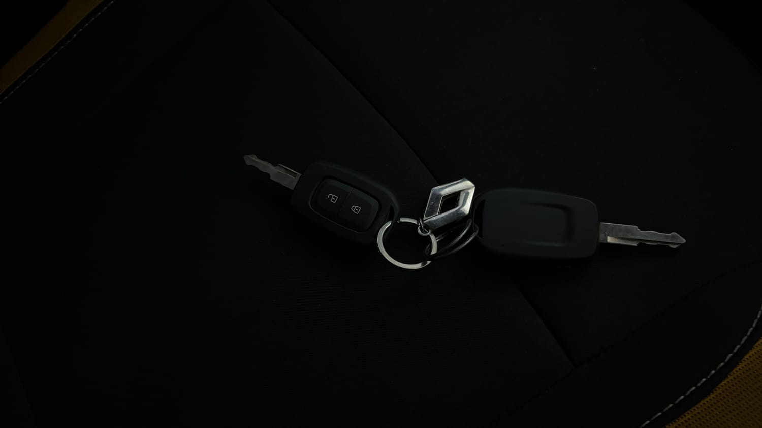 Used 2024 Renault Kwid CLIMBER 1.0 AMT Dual Tone Petrol Automatic extra CAR KEY VIEW
