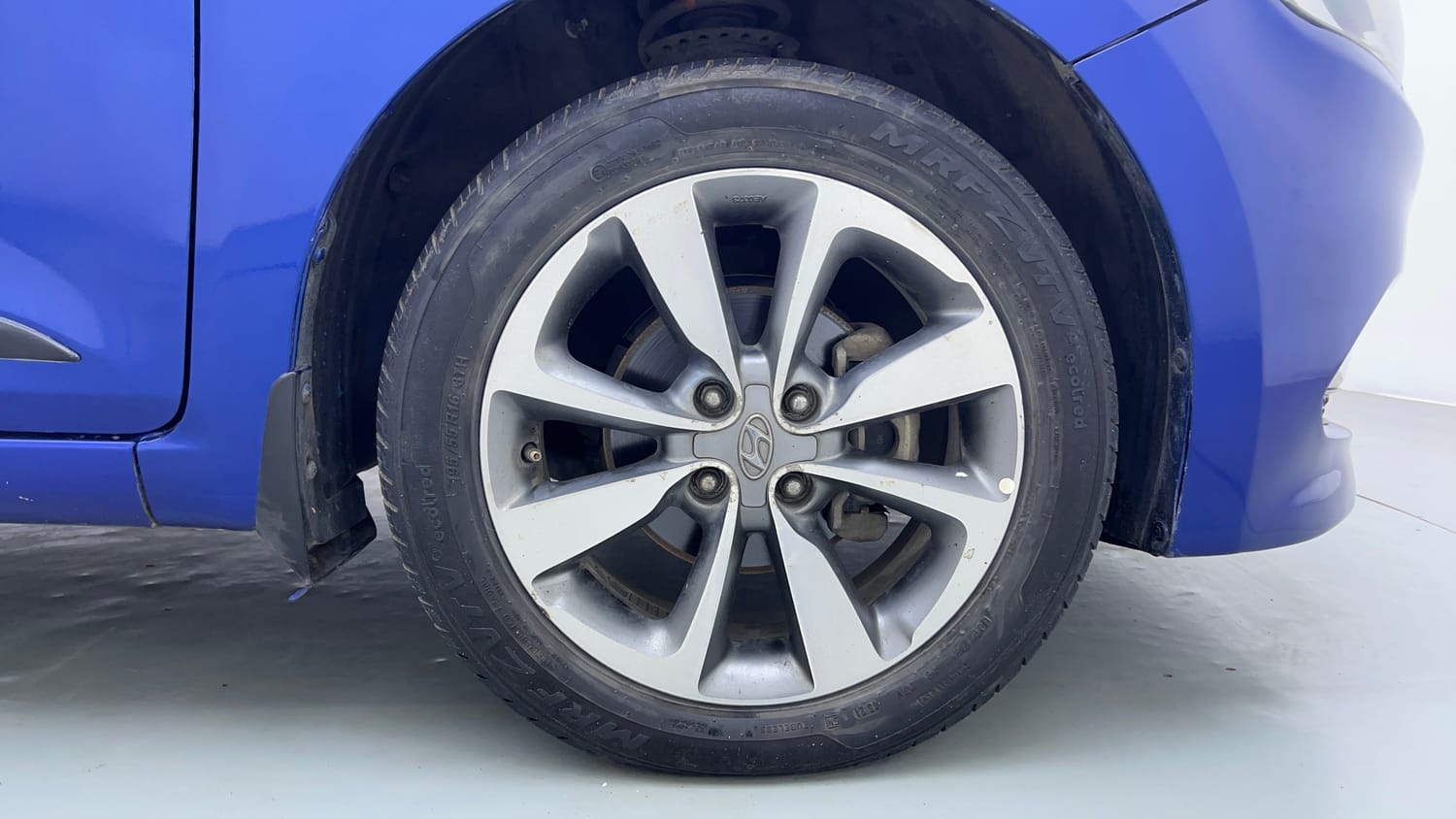 Used 2015 Hyundai Elite i20 Asta 1.4 CRDI Diesel Manual tyres RIGHT FRONT TYRE RIM VIEW