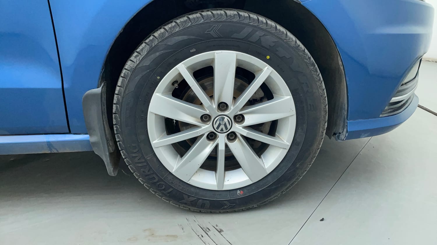 Used 2017 Volkswagen Ameo Highline1.2L (P) Petrol Manual tyres RIGHT FRONT TYRE RIM VIEW