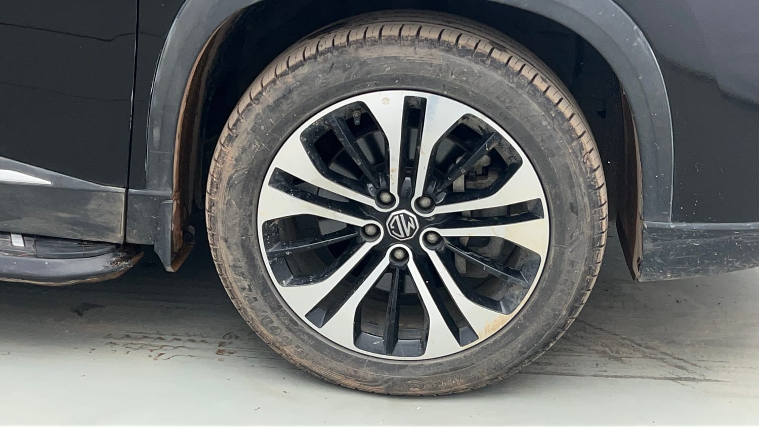 Used 2022 MG Motors Hector Plus Sharp 2.0 Diesel Turbo MT 6-STR Diesel Manual tyres RIGHT FRONT TYRE RIM VIEW