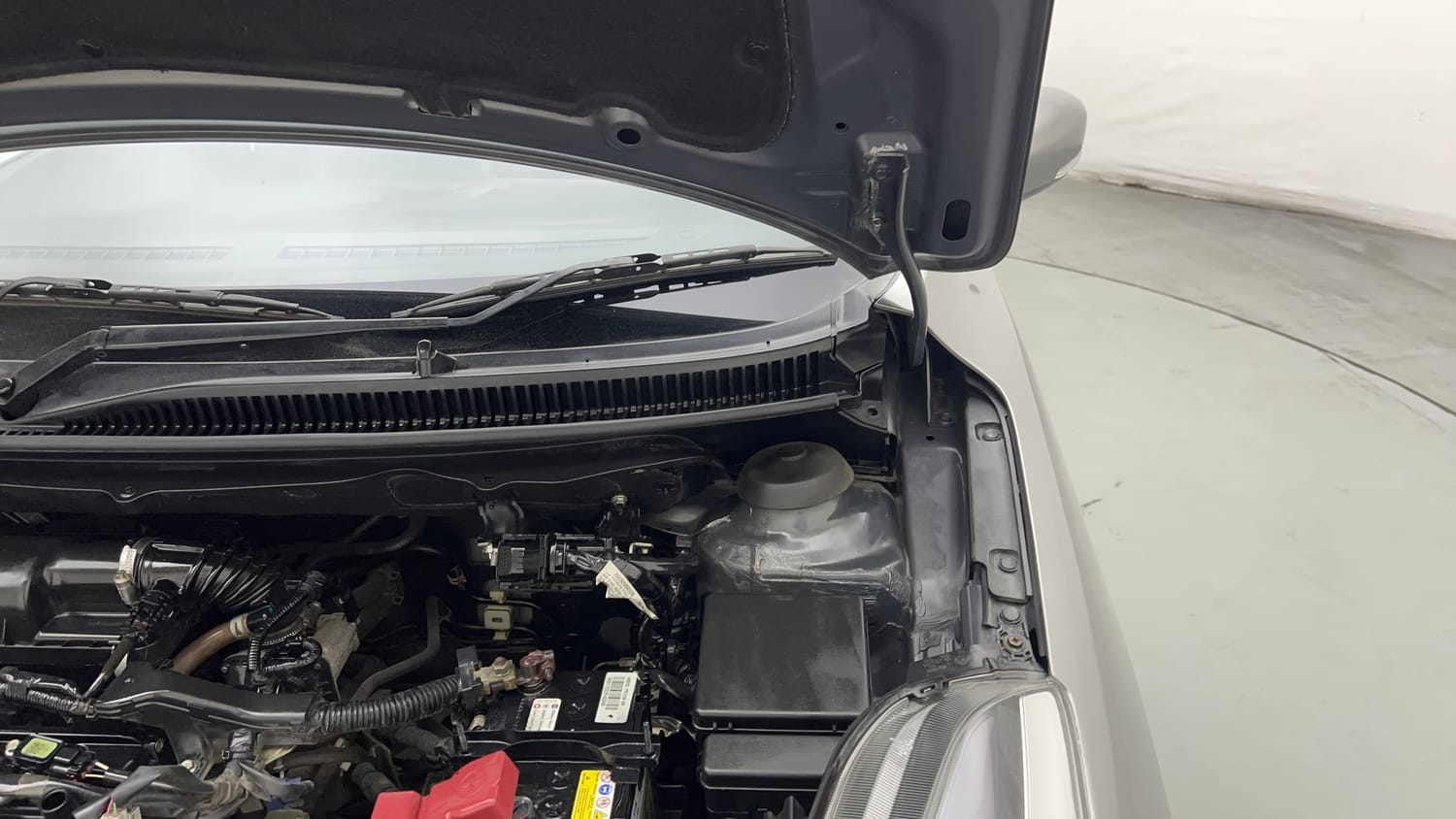 Used 2021 Maruti Suzuki Baleno Zeta Petrol Manual engine ENGINE LEFT SIDE HINGE & APRON VIEW