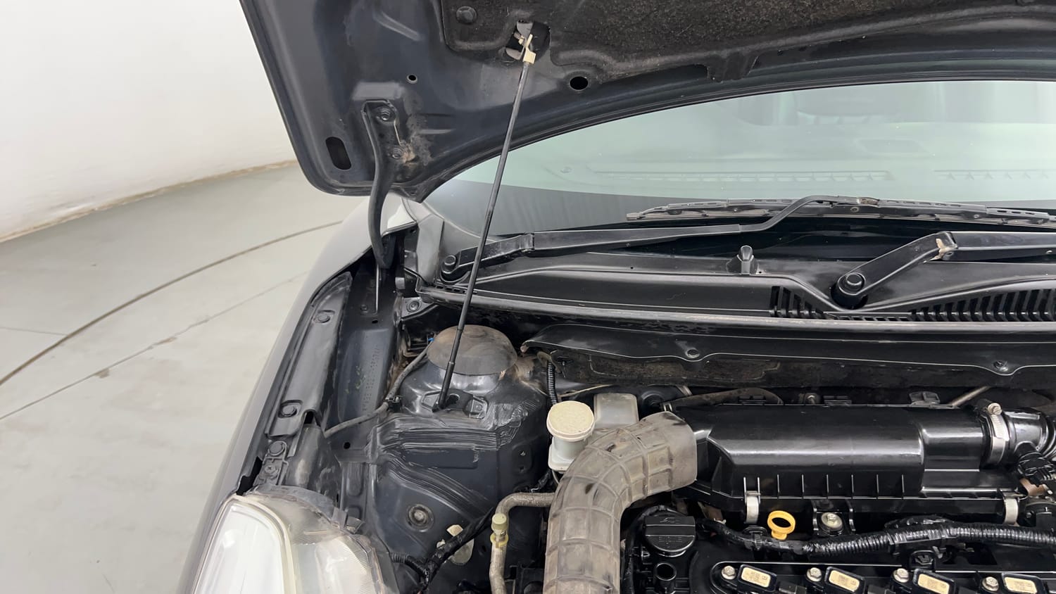 Used 2017 Maruti Suzuki Baleno Zeta 1.2 AT Petrol Automatic engine ENGINE RIGHT SIDE HINGE & APRON VIEW