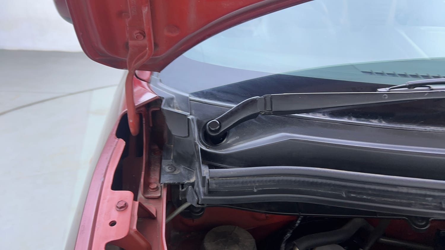 Used 2022 Maruti Suzuki Wagon R 1.0 VXi 1.0 Petrol Manual engine ENGINE RIGHT SIDE HINGE & APRON VIEW
