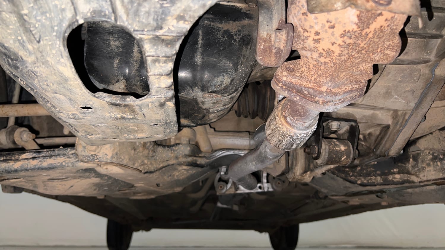 Used 2012 Hyundai i10 Era 1.1 iRDE2 Petrol Manual extra FRONT LEFT UNDERBODY VIEW