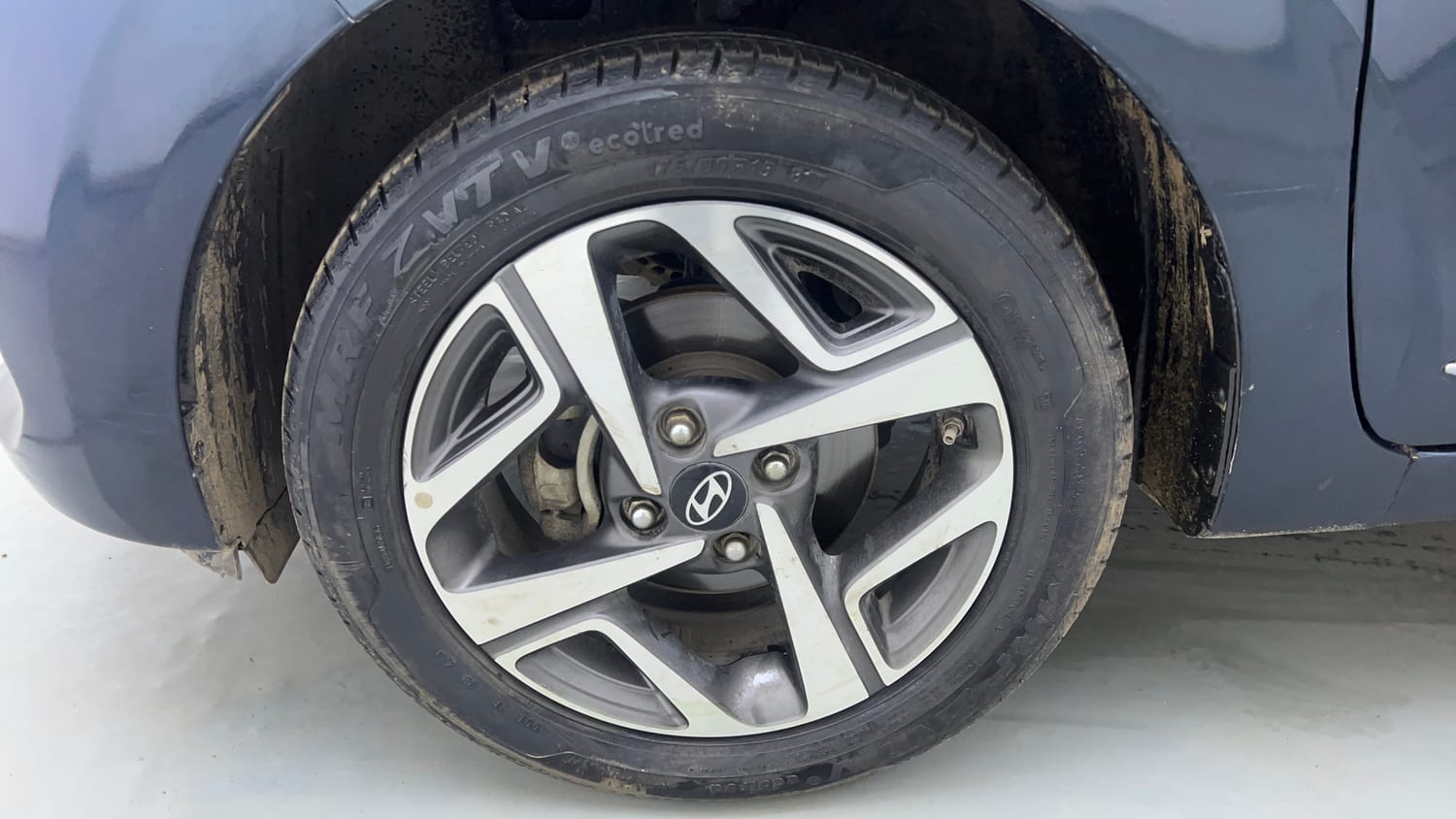 Used 2023 Hyundai Aura SX 1.2 CNG Cng Manual tyres LEFT FRONT TYRE RIM VIEW