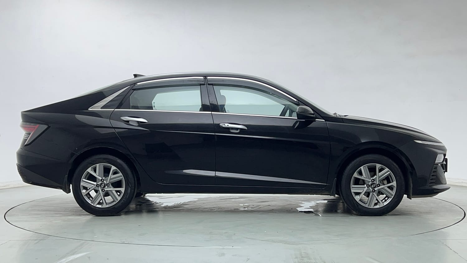 Used 2024 Hyundai Verna SX 1.5 Petrol MT Petrol Manual exterior RIGHT SIDE VIEW