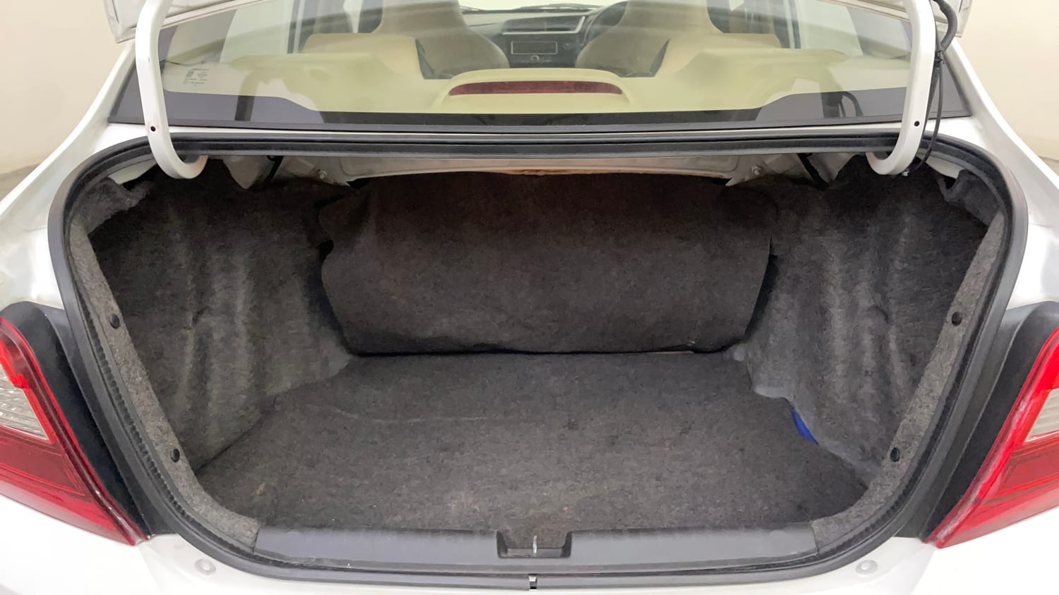 Used 2018 Honda Amaze 1.2 S i-VTEC Opt Petrol Manual interior DICKY INSIDE VIEW