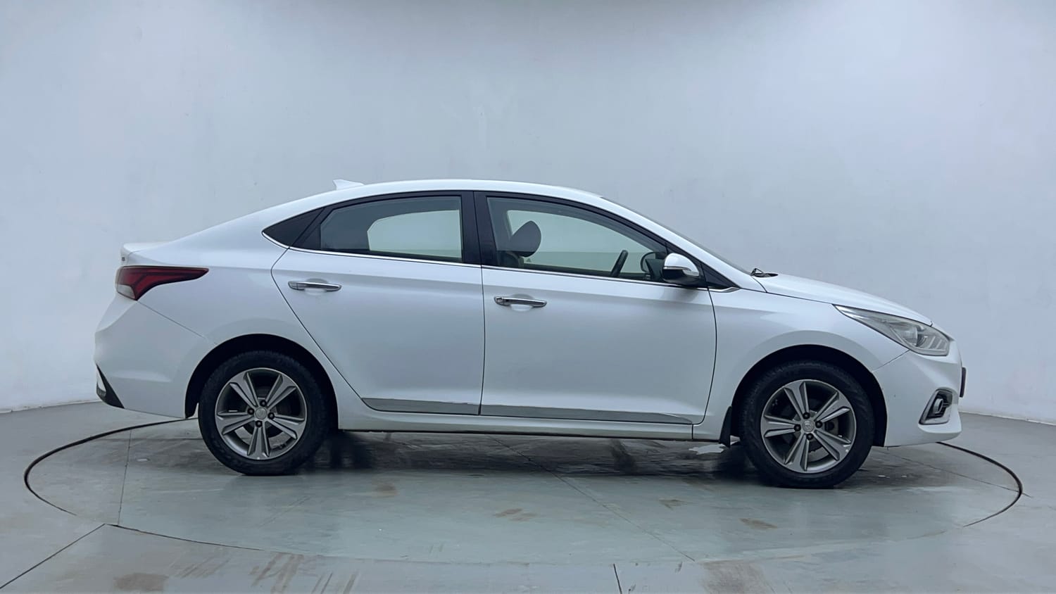 Used 2018 Hyundai Verna SX (O) 1.6 VTVT AT Petrol Automatic exterior RIGHT SIDE VIEW