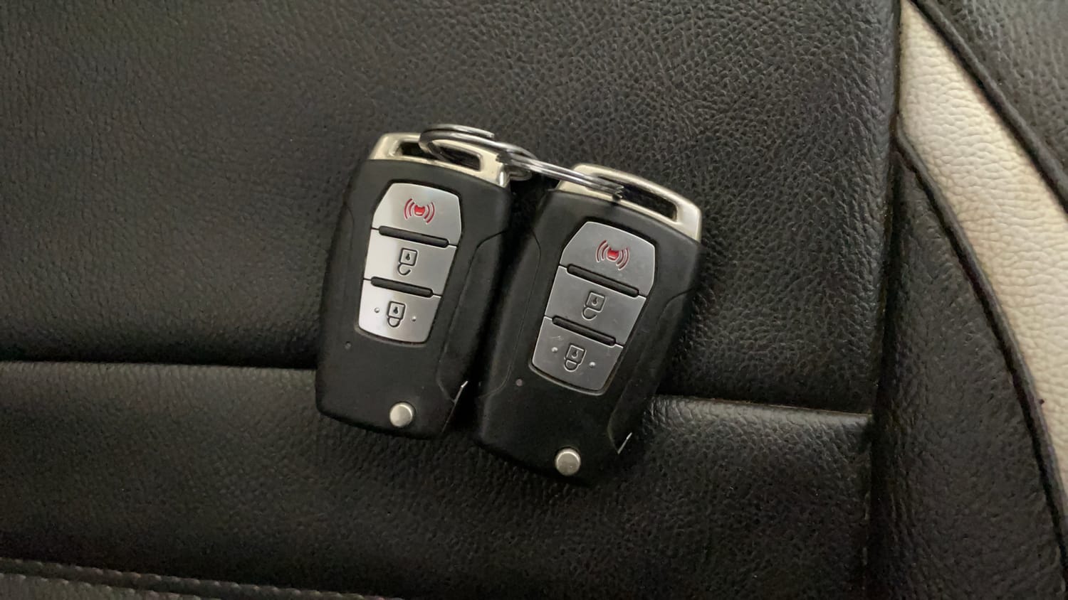 Used 2021 Mahindra XUV 300 W8 (O) 1.5 Diesel Diesel Manual extra CAR KEY VIEW