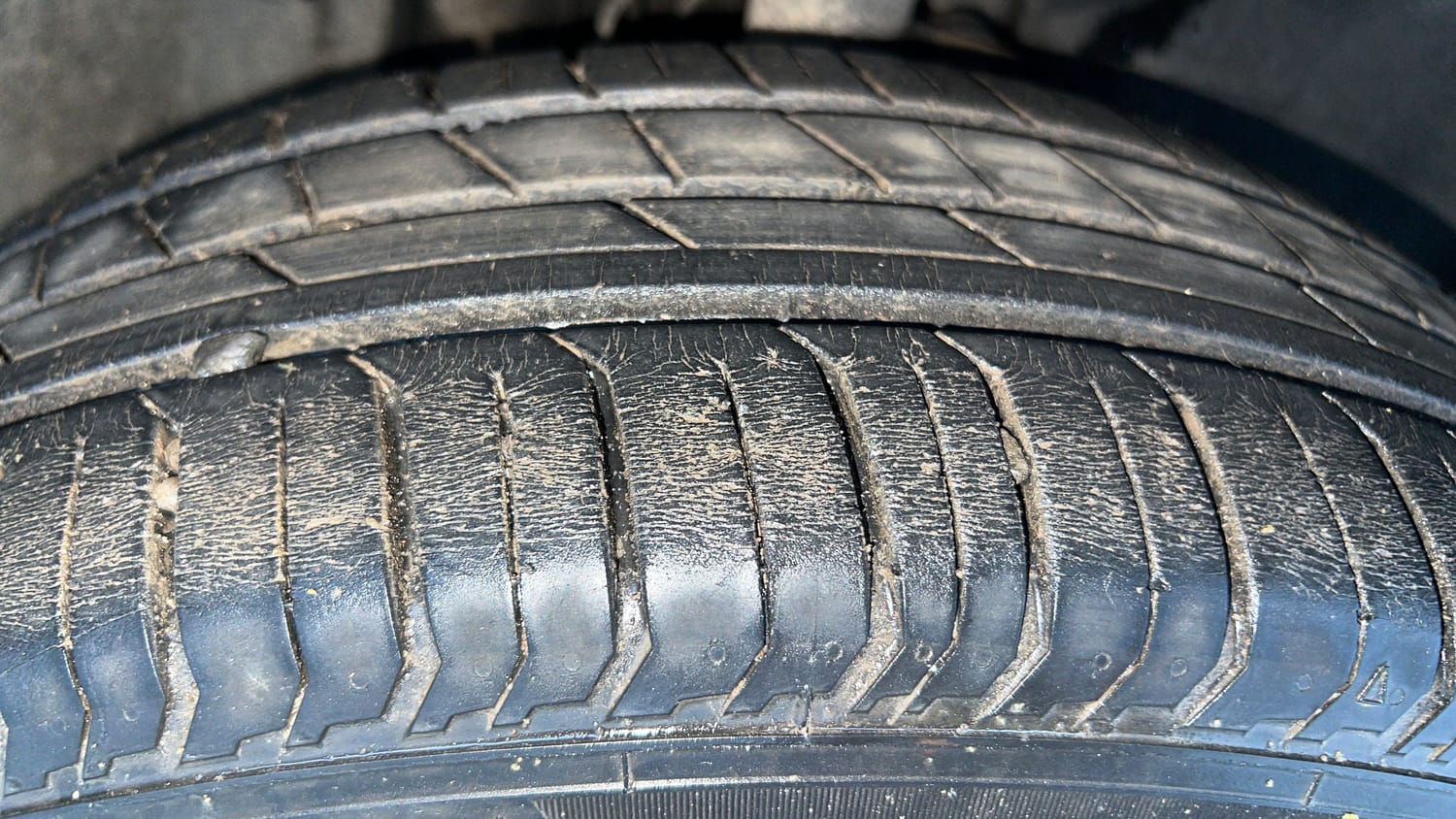 Used 2022 Tata Punch Accomplished AMT Petrol Automatic tyres RIGHT FRONT TYRE TREAD VIEW