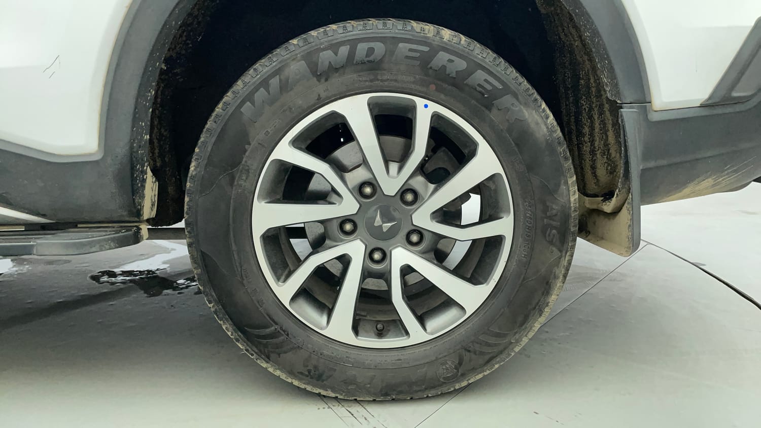 Used 2023 Mahindra Scorpio N Z8 L Petrol AT 7 STR Petrol Automatic tyres LEFT REAR TYRE RIM VIEW