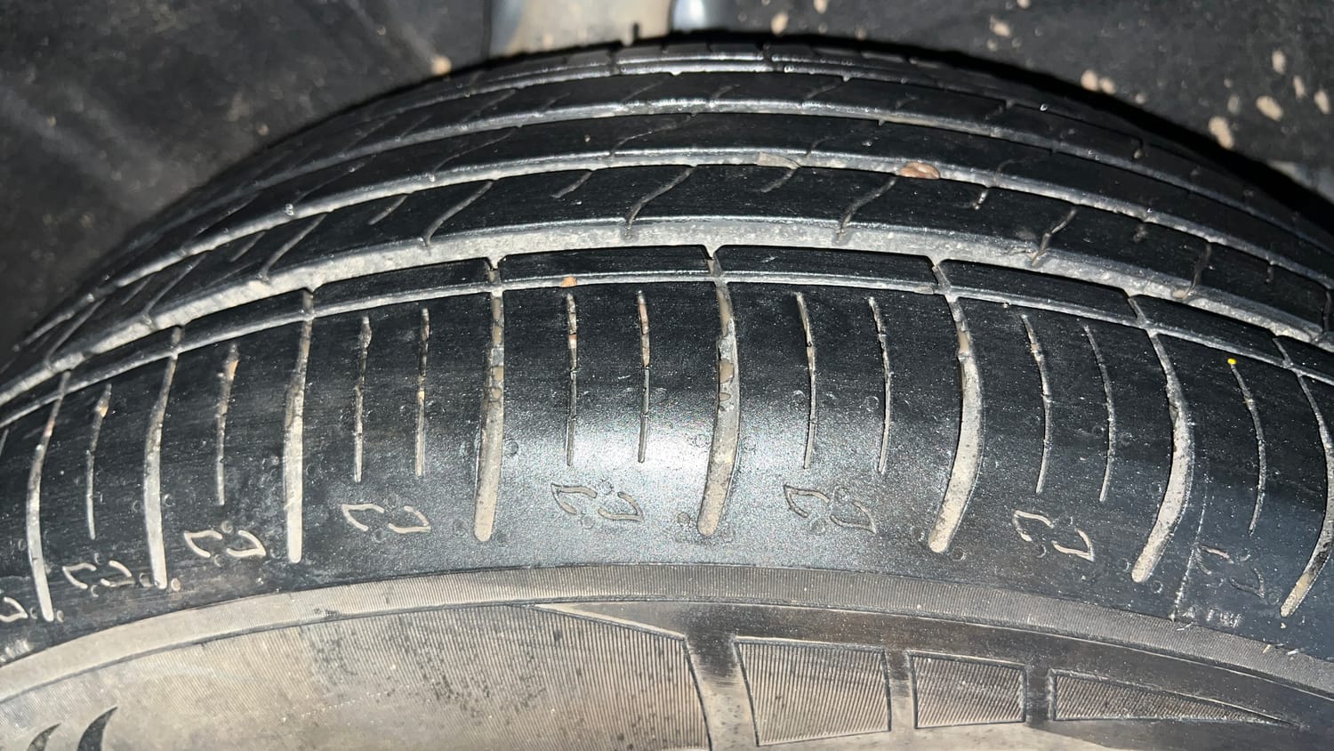 Used 2024 Mahindra XUV700 AX 5 Petrol AT 5 STR Petrol Automatic tyres RIGHT REAR TYRE TREAD VIEW