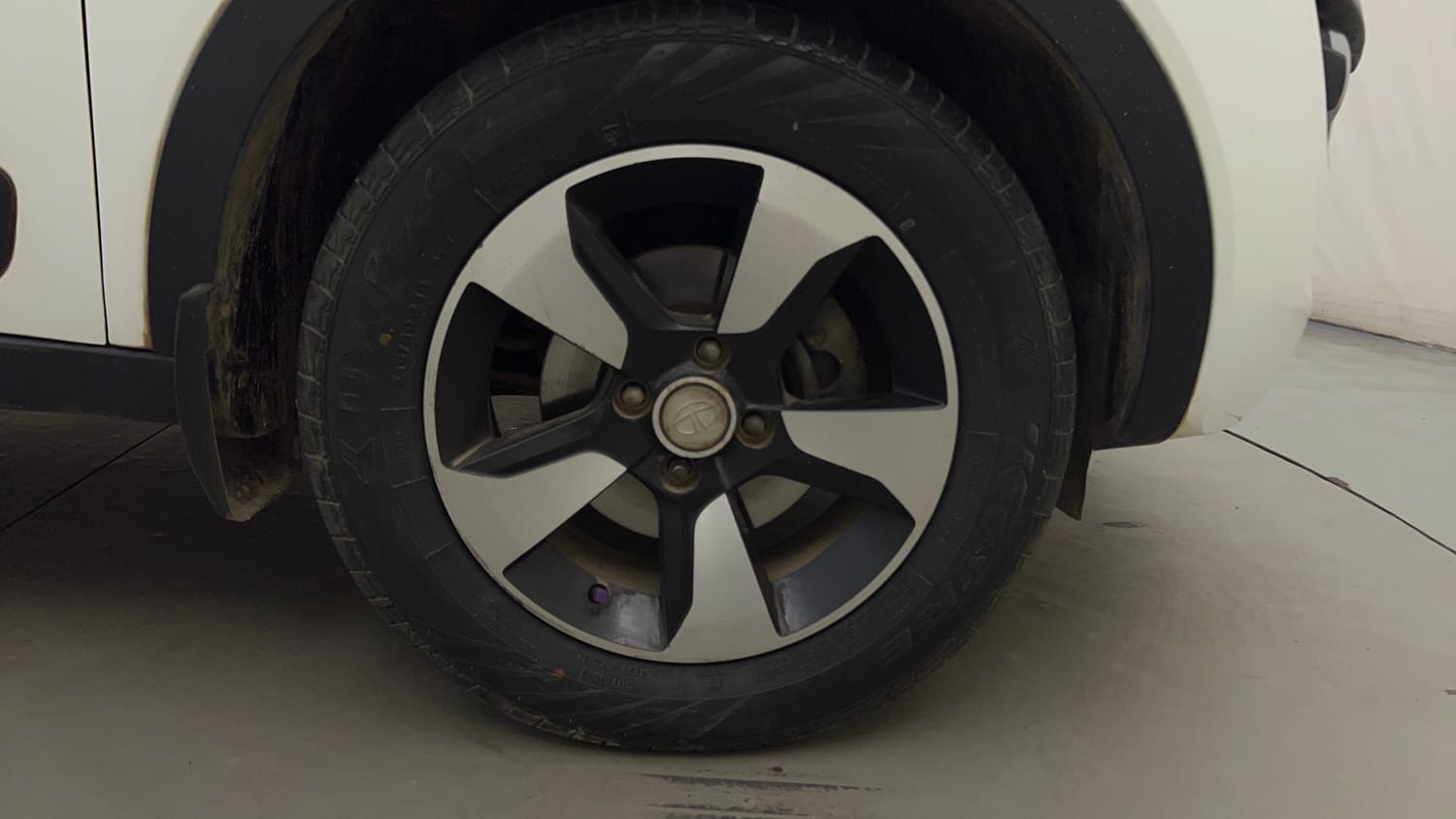 Used 2018 Tata Nexon XZA Plus Diesel Diesel Automatic tyres RIGHT FRONT TYRE RIM VIEW