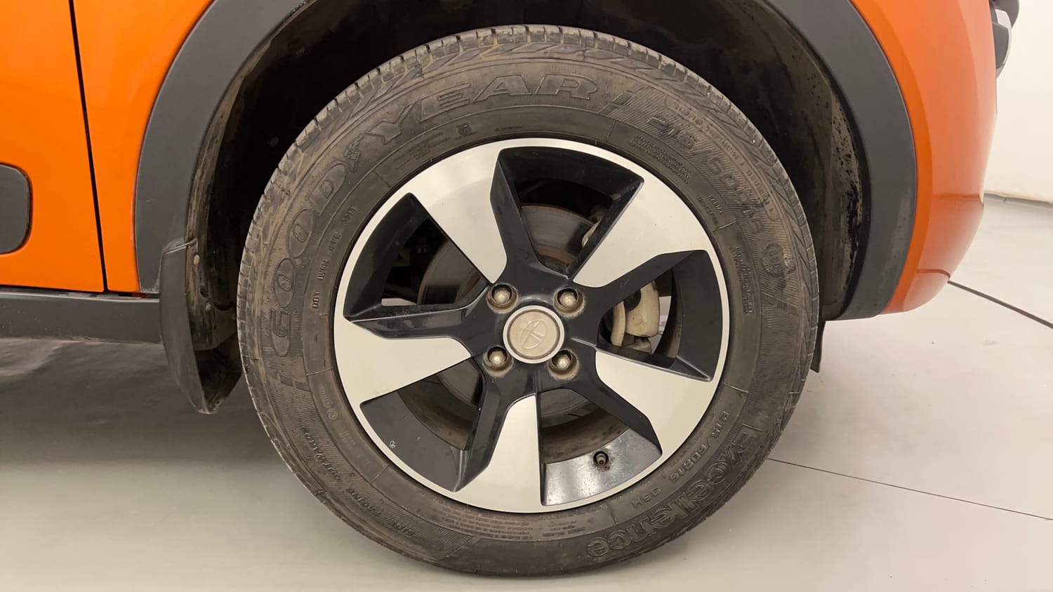 Used 2019 Tata Nexon XZA Plus Petrol Dual Tone Petrol Automatic tyres RIGHT FRONT TYRE RIM VIEW