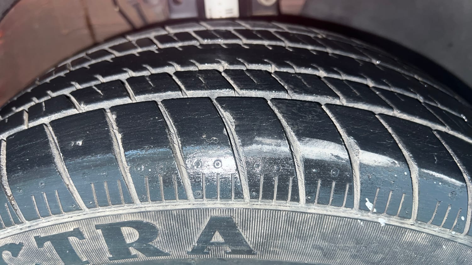 Used 2016 Volkswagen Polo Comfortline 1.2L (P) Petrol Manual tyres RIGHT FRONT TYRE TREAD VIEW