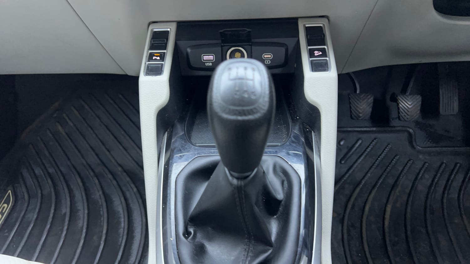 Used 2022 Kia Carens Prestige 1.4 Petrol MT 7 STR Petrol Manual interior GEAR  KNOB VIEW