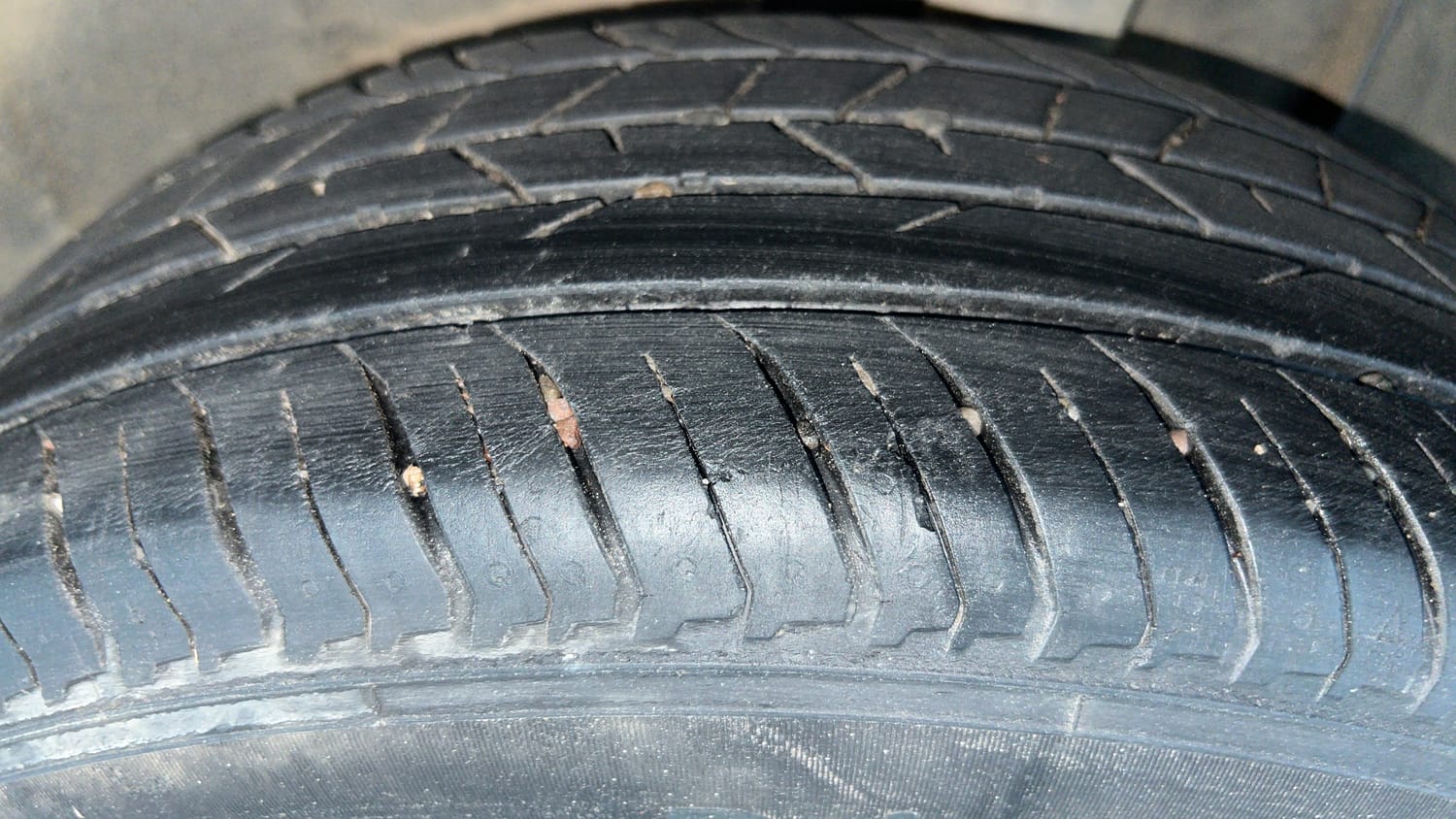 Used 2023 Nissan Magnite Geza Edition Petrol Manual tyres LEFT REAR TYRE TREAD VIEW