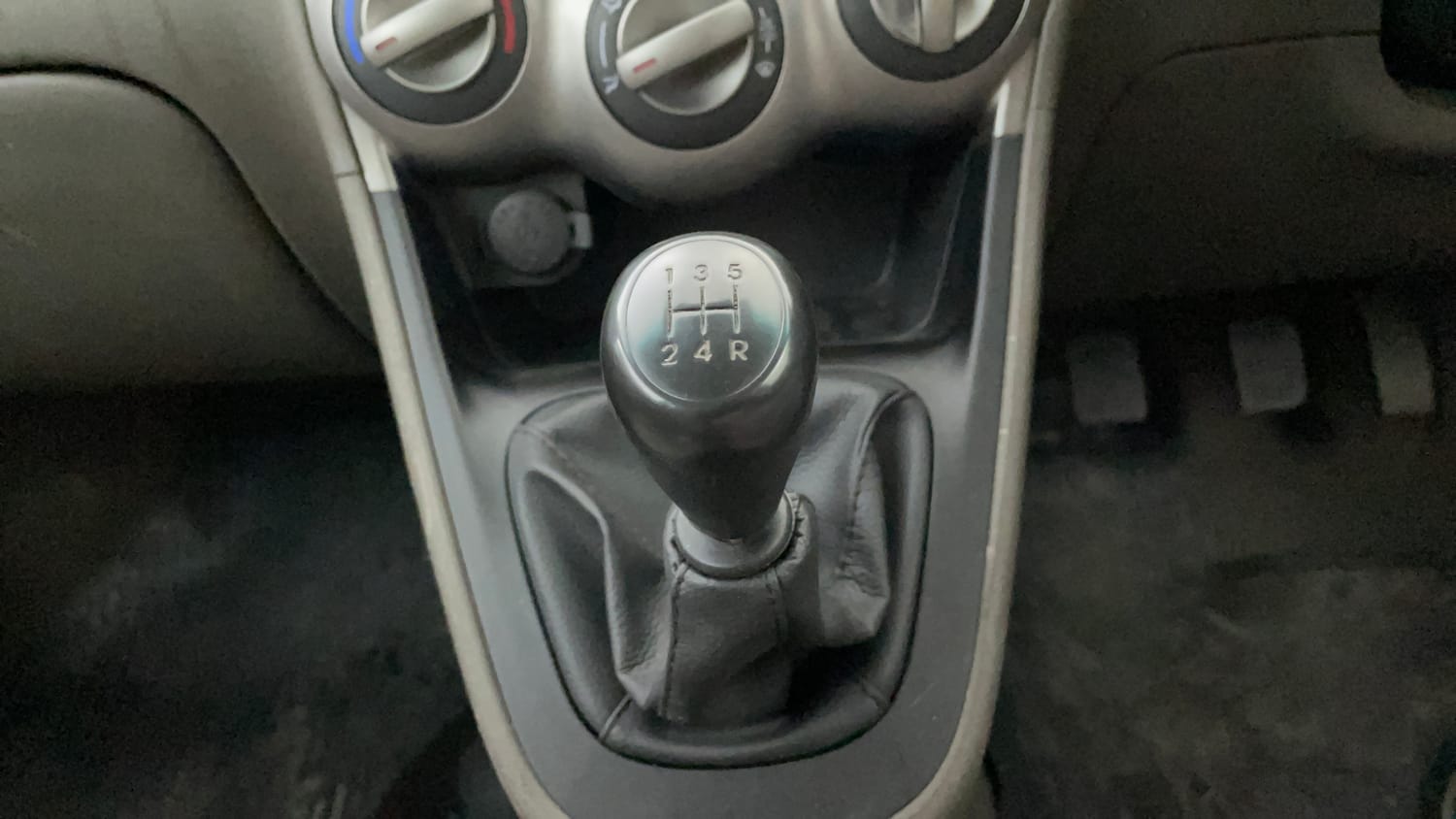 Used 2012 Hyundai i10 Era 1.1 iRDE2 Petrol Manual interior GEAR  KNOB VIEW