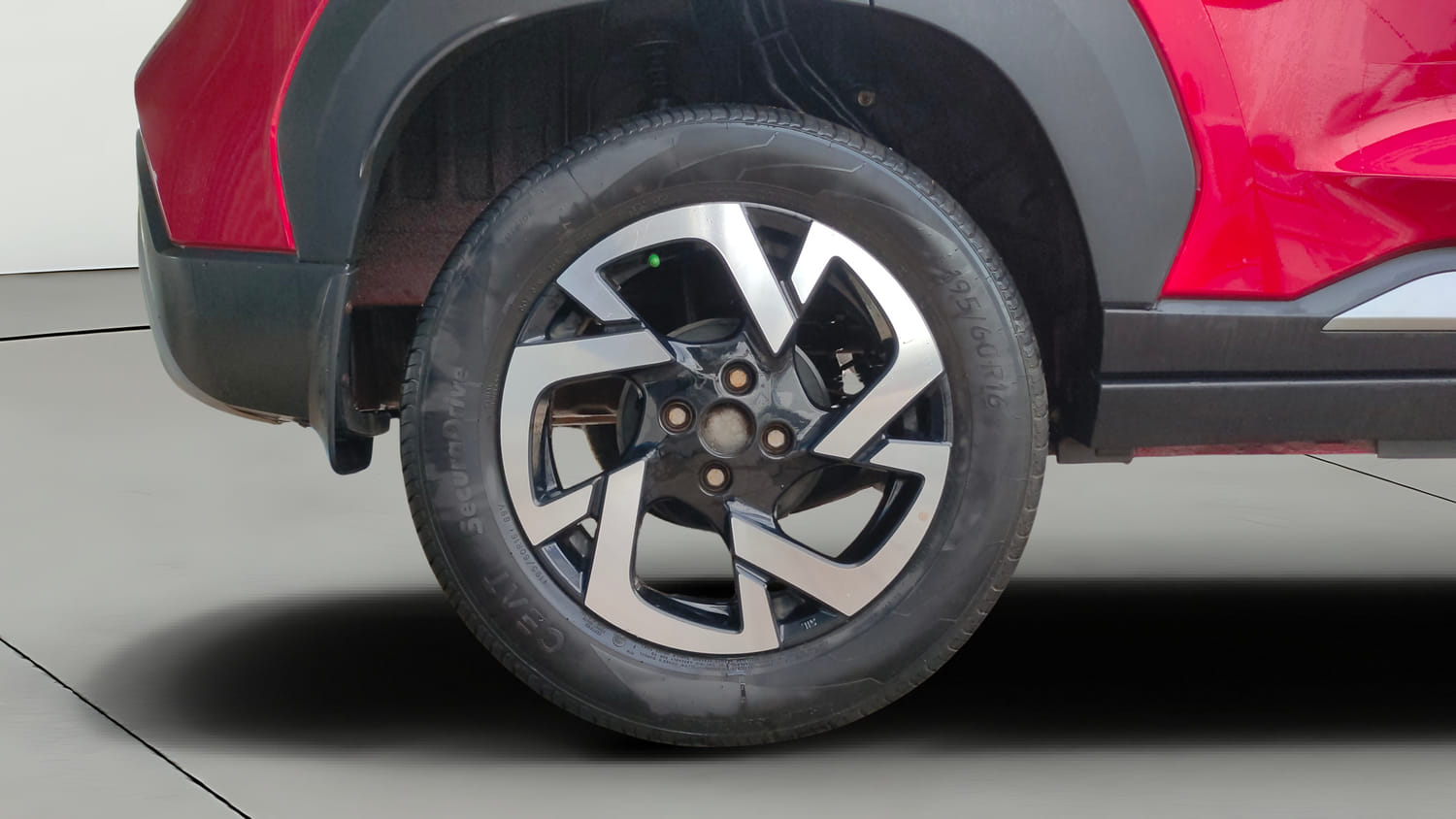Used 2022 Nissan Magnite XV Premium Turbo CVT Dual Tone Petrol Automatic tyres RIGHT REAR TYRE RIM VIEW