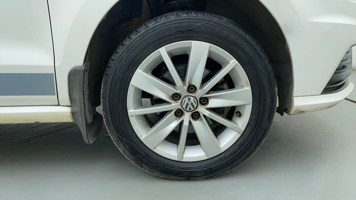 Used 2017 Volkswagen Ameo Comfortline 1.2L (P) Petrol Manual tyres RIGHT FRONT TYRE RIM VIEW