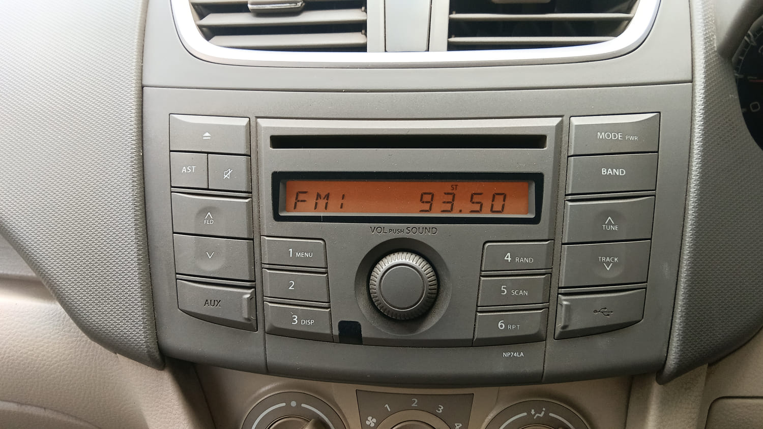 Used 2015 Maruti Suzuki Ertiga Vxi Petrol Manual interior MUSIC SYSTEM & AC CONTROL VIEW